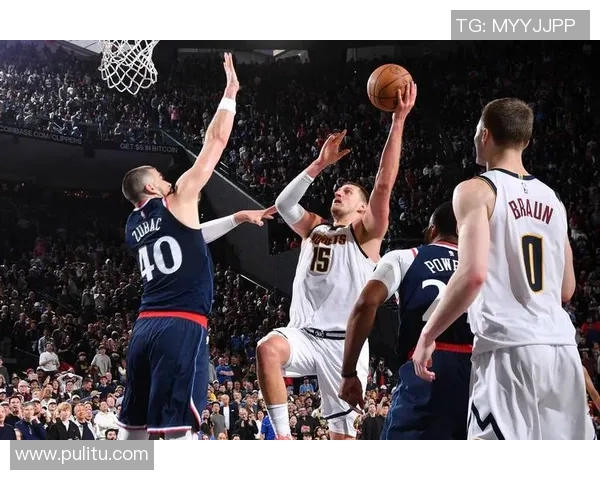 爵士惨遭快船横扫，外线防守漏洞遭多次击穿